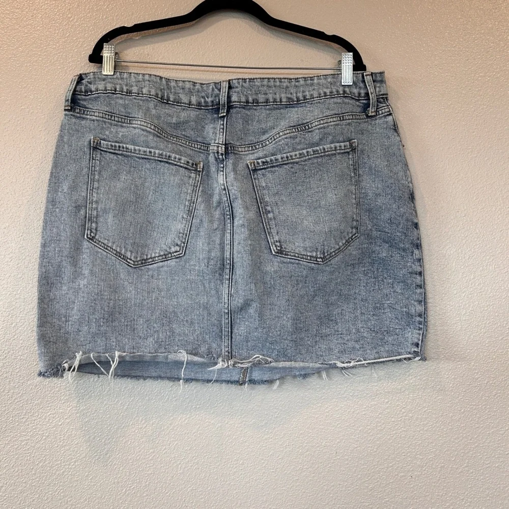 Old Navy High Rise Light Wash‎ Denim Mini Skirt Raw Hem Button Fly Size 18